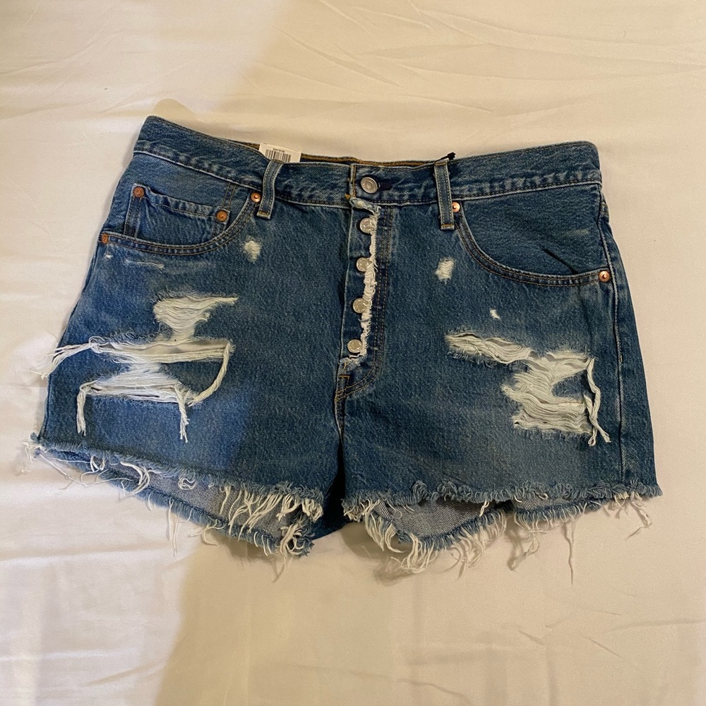 Mid rise distressed Levi’s shorts